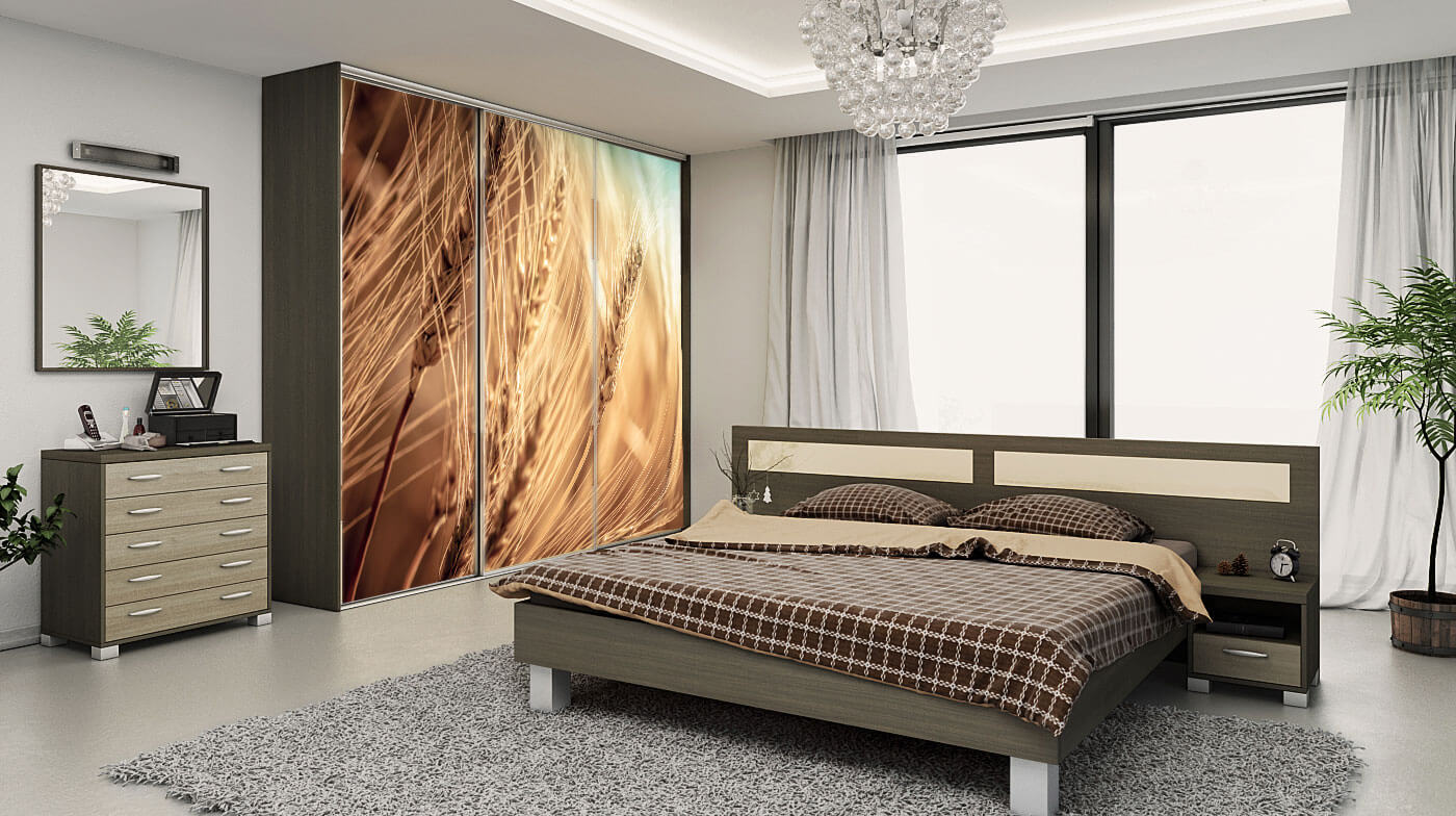 Vstavana skrina s hnedou fototapetou v spalni s hnedou postelou, komodou a zrkadlom