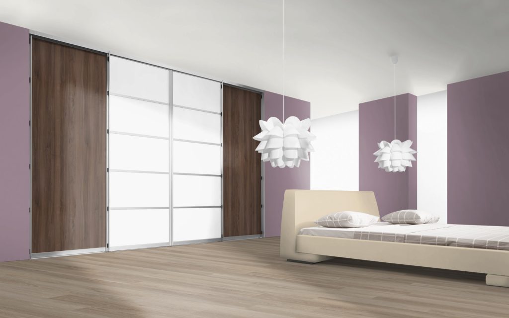 Dreveno sklenena vstavana skrina v spalni s dvoma svietidlami a svetlou drevenou postelou