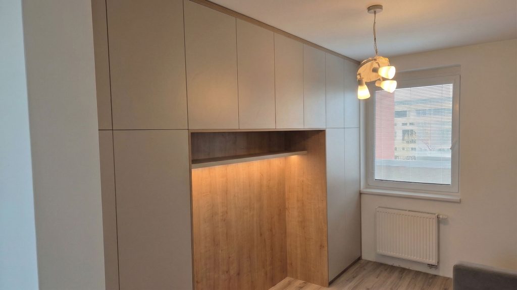 Realizácia spálne na mieru kašmírová šedá a Dub Halifax prírodný.