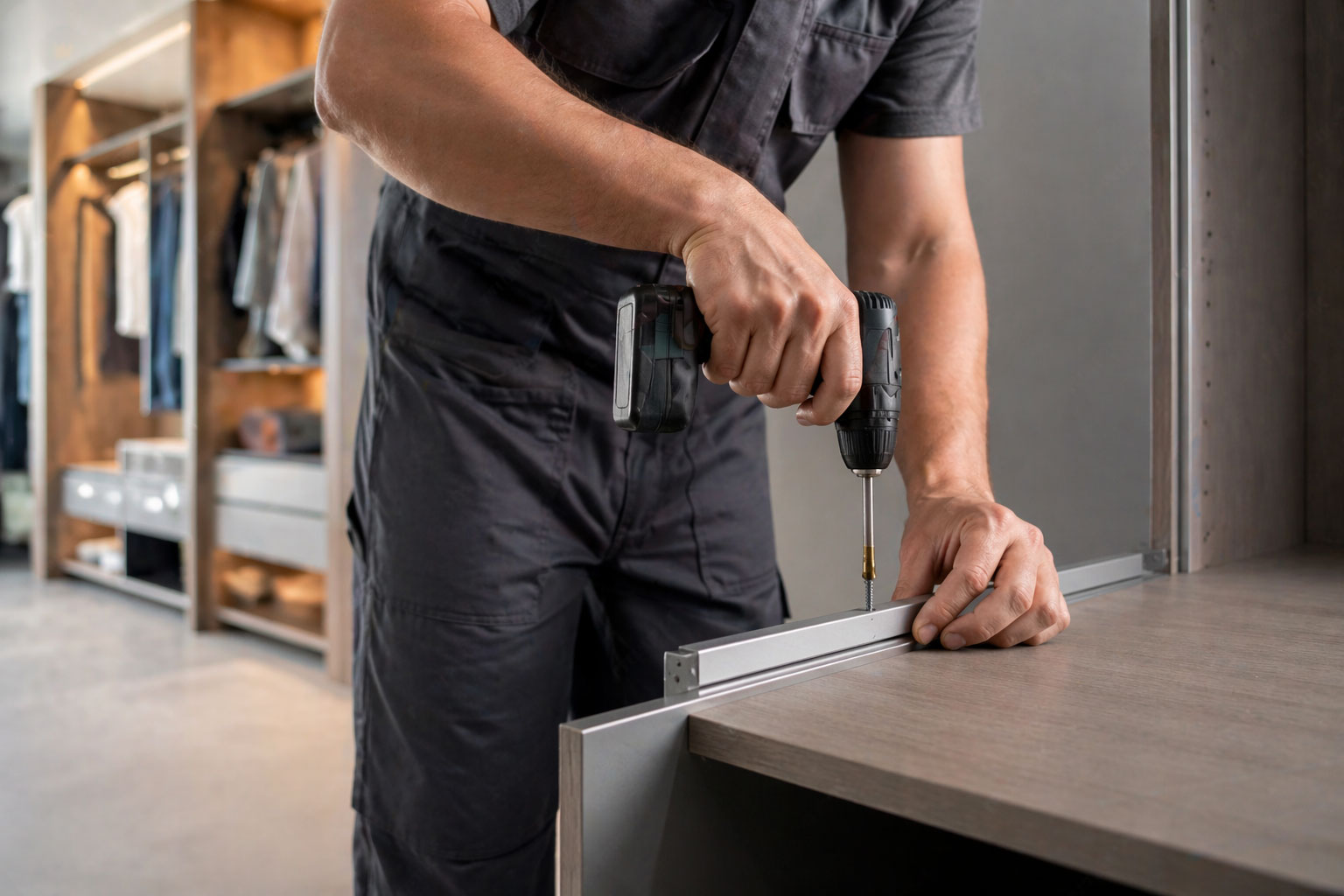 Montážnik nábytku na mieru z mojaskrina.sk